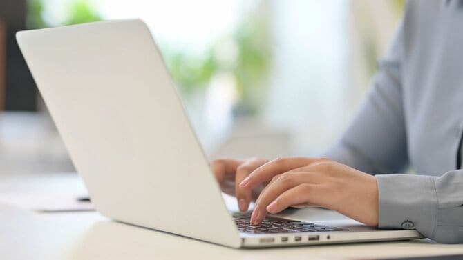 ラップトップで入力する人