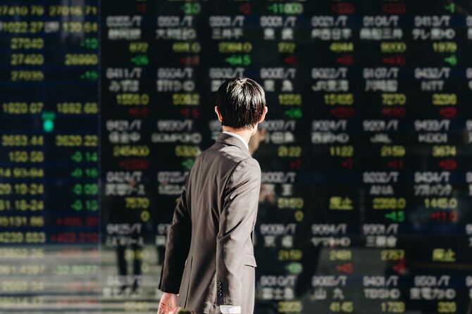 ビジネス街の電光掲示板に掲示されたストックボード