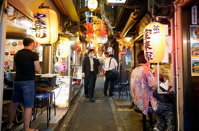 東京都は23区内の飲食店などに求めていた営業時間の短縮要請を終了。感染者数が減少傾向にあることを踏まえ、4段階で評価する感染状況は、最も深刻な「感染が拡大している」から「再拡大に警戒が必要」に1段階引き下げた