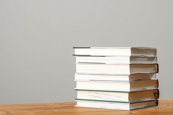 机の上に積まれた本