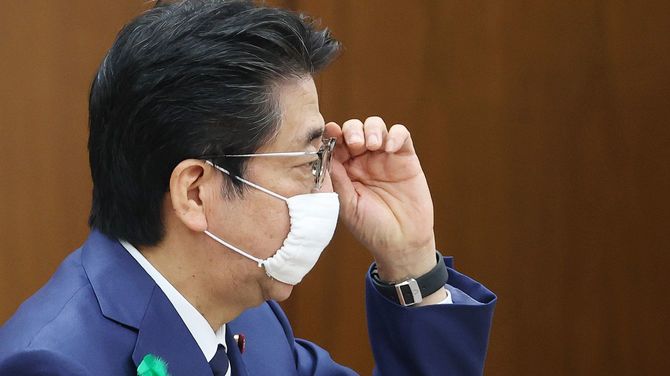 衆院厚生労働委員会で答弁する安倍晋三首相＝2020年4月17日、国会内