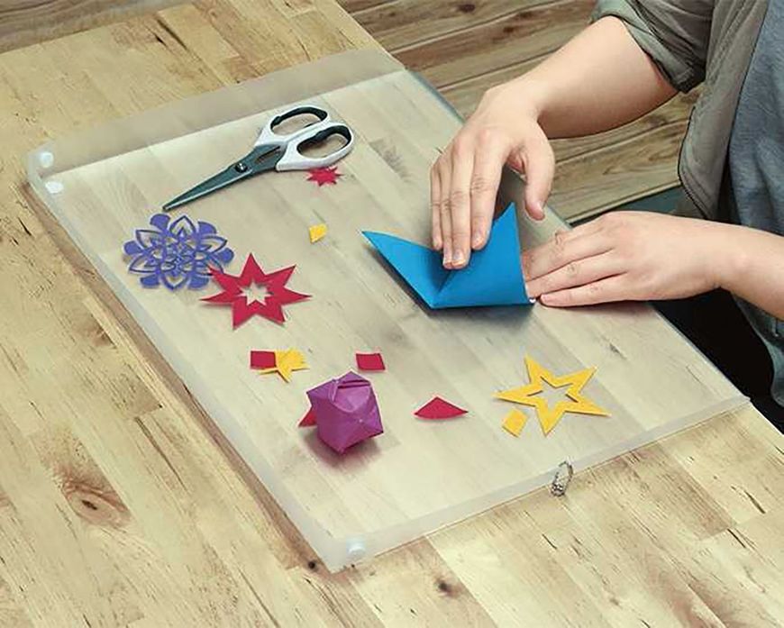 食卓が汚れない！「テーブルマット」勉強スペースに敷くマット。フチが付いているので消しゴムのカスなどが散らばらず、まとめて捨てやすい。ほかにくるくると巻いて小さくまとめられる。ソフトタイプもある。（660円）