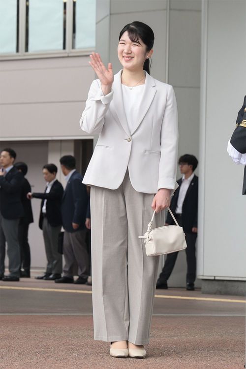 JR金沢駅で集まった人たちに手を振られる天皇、皇后両陛下の長女愛子さま=2025年5月18日午後、金沢市(代表撮影)