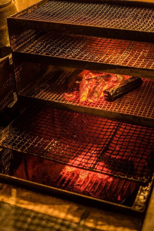 独自開発の炭火焼機。通常の半分の時間で中まで焼き上げる