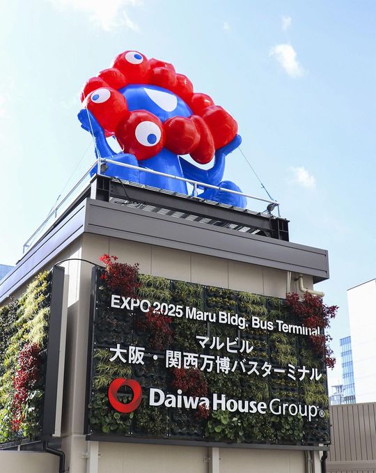JR大阪駅直結の地下街とつながるエレベーター上に設置された、万博の公式キャラクター「ミャクミャク」の大型バルーン=2025年2月18日、大阪市北区