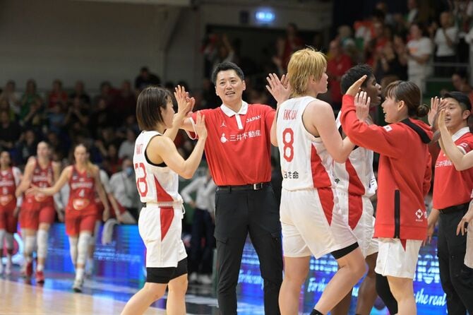 「もっと怒って」と言われても怒鳴らなかった…女子バスケ代表をパリ五輪に導いた男性監督の