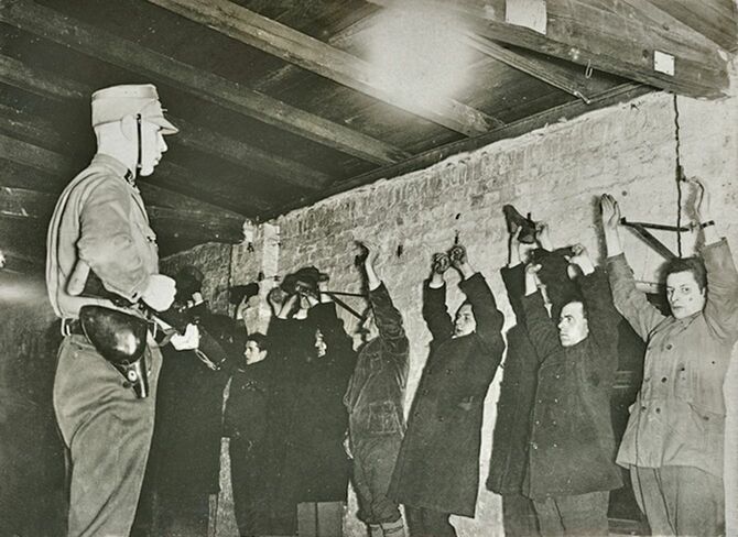 突撃隊の屯所に連行された共産党員（1933年3月6日）（写真＝CC-BY-SA 3.0／Wikimedia Commons）
