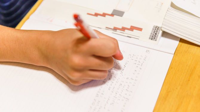 数学を学ぶ生徒の手元