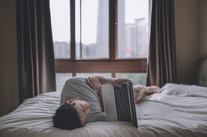 ベッドに横たわっている男性