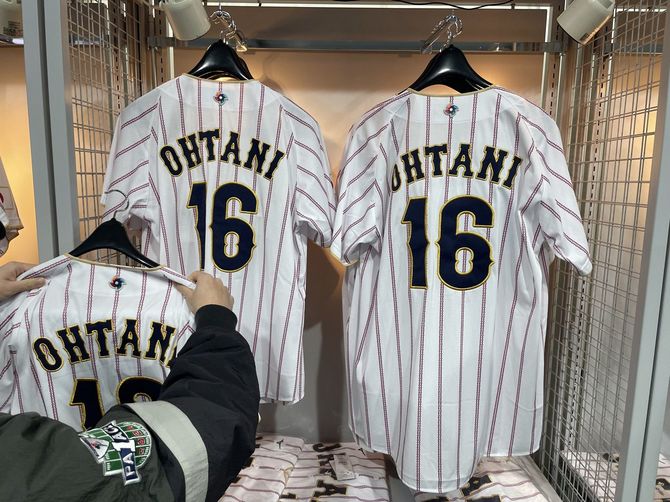 大谷翔平のユニフォーム。2026年2月21日、WORLD BASEBALL CLASSIC™ OFFICIAL STORE -MIYASHITA PARK-にて