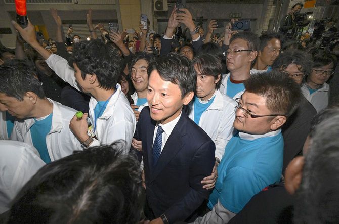 兵庫県知事選で再選を決め、選挙事務所から引き揚げる斎藤元彦氏（中央）＝2024年11月17日夜、神戸市