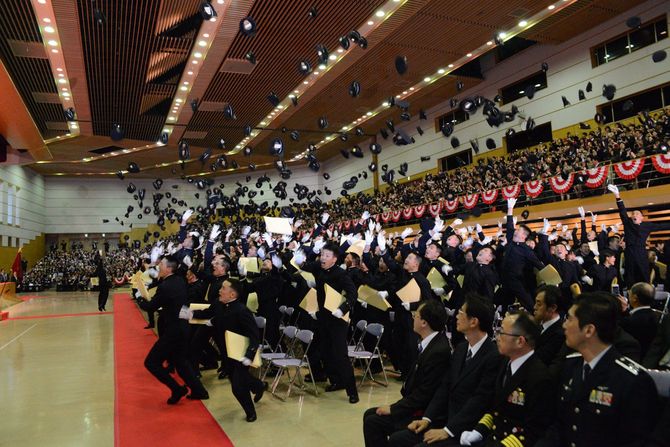 防大と言えば、卒業式の帽子投げ