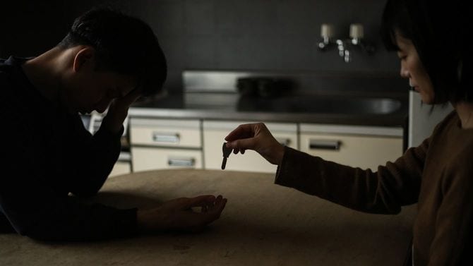 男性に鍵を渡す女性