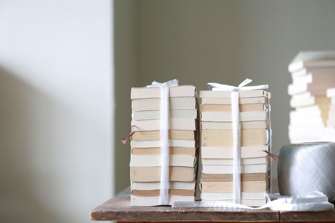 まとめられた書籍がひもでくくられている