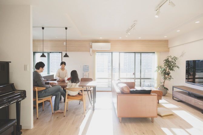 明るく開放感のあるリビングルームで親子団欒
