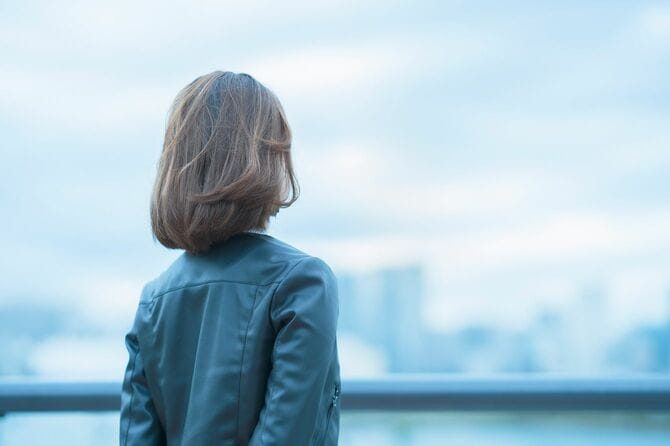 遠くを見る女性
