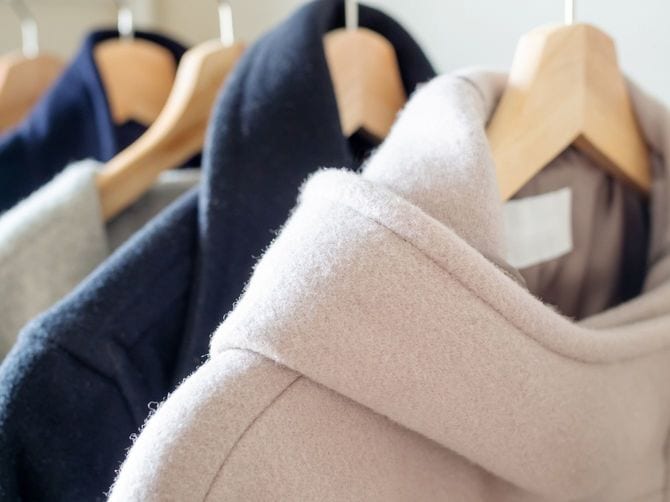 複数のコートがラックにかかっている