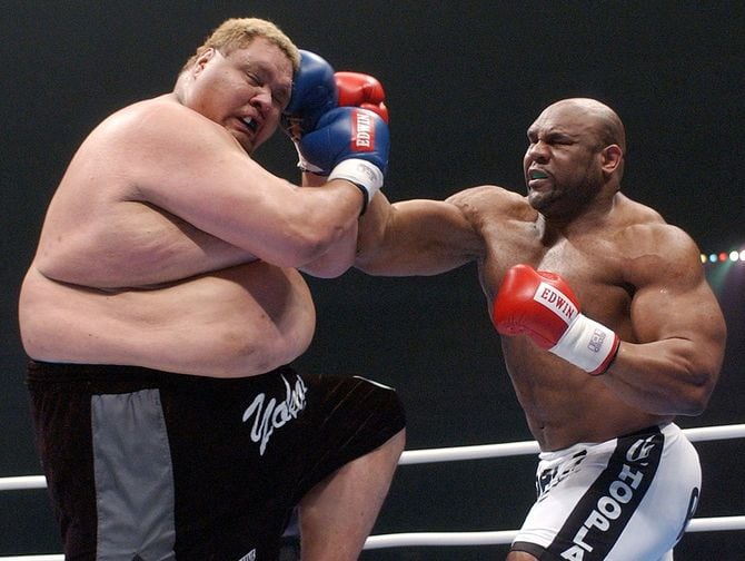 総合格闘技大会「K－1　Dynamite！！」デビュー戦、1回、ボブ・サップと激しく打ち合う曙（左）＝2003年12月31日、名古屋・ナゴヤドーム