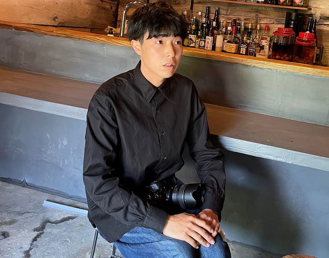 「まめな」のバーでインタビューに応じる福崎陸央さん