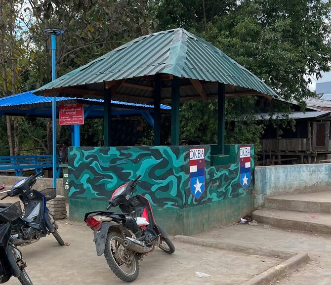 国境にかかる橋のミャンマー側にあるDKBAの詰め所