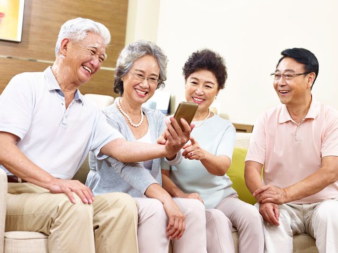 自撮りをするシニアカップル