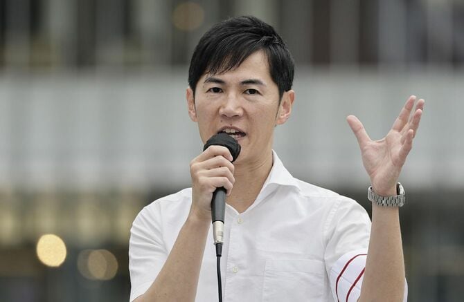 街頭演説で支持を訴える地域政党「再生の道」の石丸伸二代表＝2025年6月14日、東京都墨田区