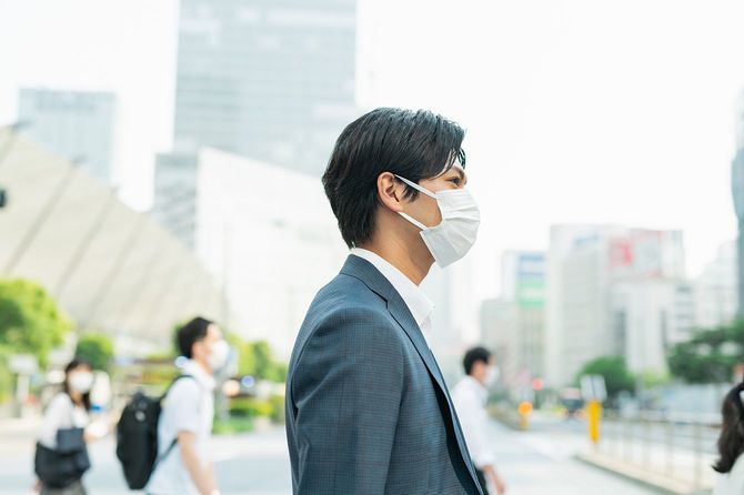 マスクをして通勤する会社員