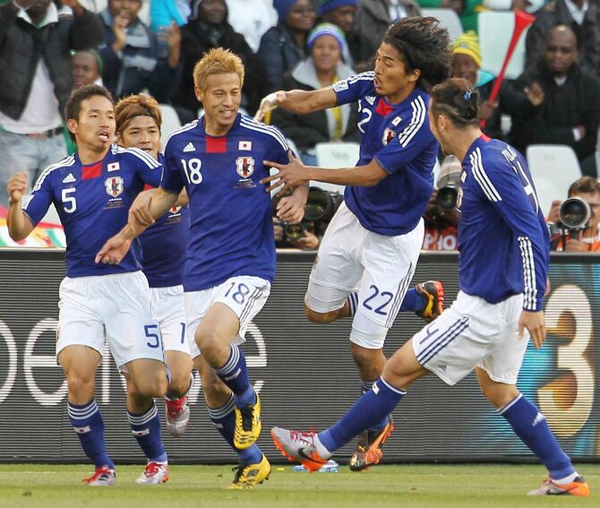 W杯サッカー「日本代表、戦いの軌跡」・喜ぶ本田