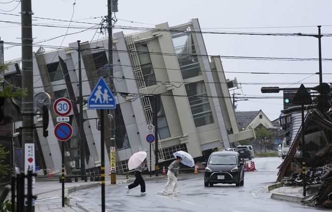 地震で倒壊したまま残る石川県輪島市のビル=2024年6月30日午後