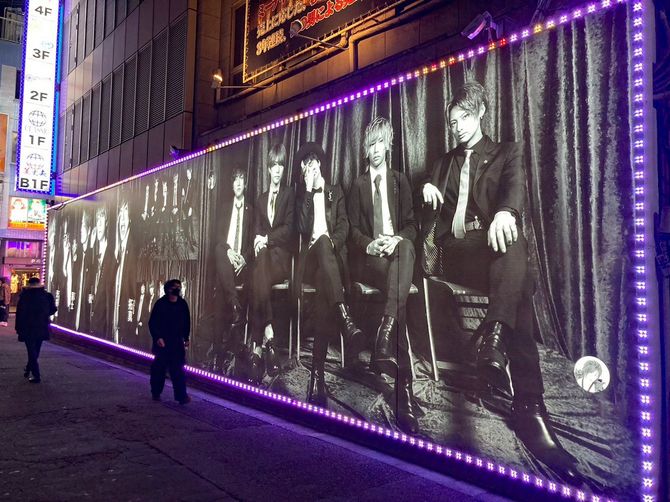 歌舞伎町にあるホストクラブの宣伝用パネル