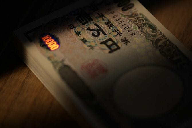 机の上の1万円札の束