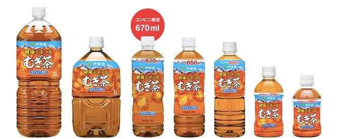 「健康ミネラルむぎ茶」ペットボトルラインアップ。