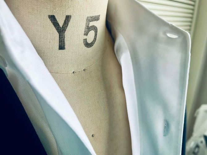 裏前立てと呼ばれるパーツが襟からひとつなぎで補強されている