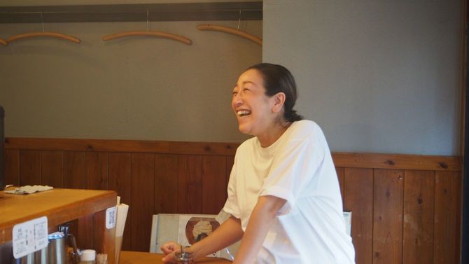 笑顔で話す、妻の江里香さん