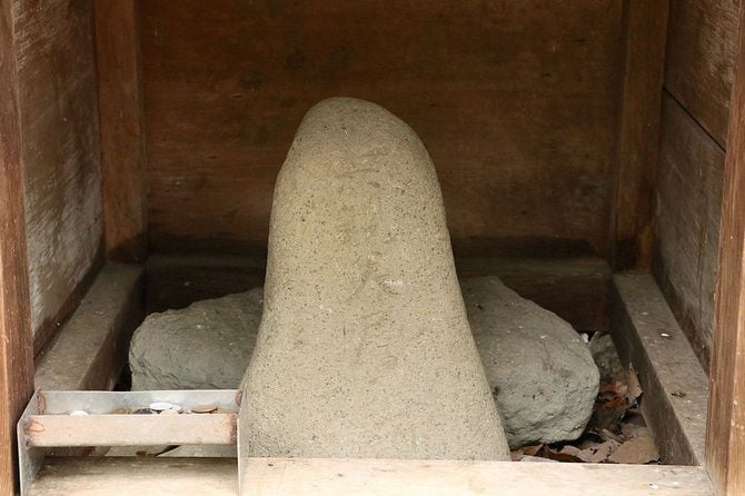 内部には縦20cmほどの石