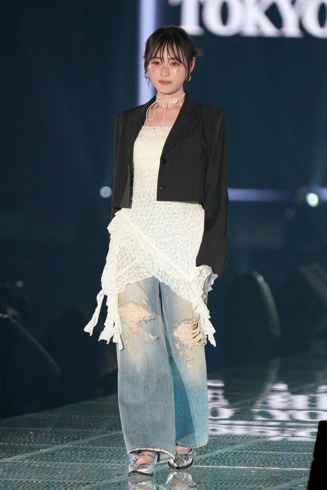 「第40回東京ガールズコレクション　2025S／S」のランウェイを歩く福原遥さん＝2025年3月1日、東京都渋谷区の代々木第一体育館