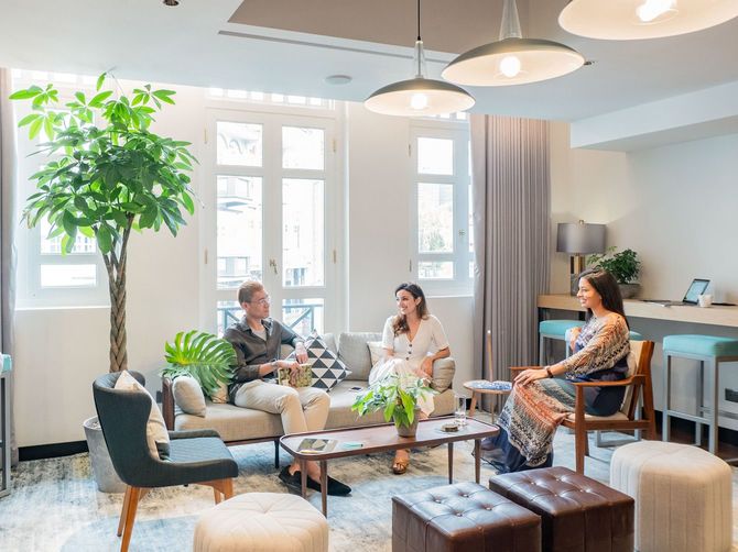 入居者同士のコミュニティを重視した「コリビング（Co-Living）」を提唱する、Hmletの集合住宅のパブリックススペース（出典＝PR TIMES／三菱地所）