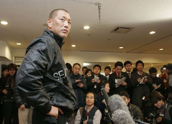 自主トレーニングの調整状況について記者の質問に答えるオリックス・清原和博内野手(=2006年1月11日東京都港区三田)