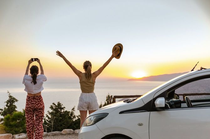 旅先の夕陽を楽しむ二人の女性