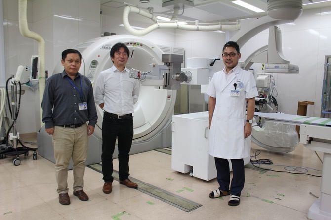 （左から）松野隆幸教授（工学部）、亀川哲志教授（工学部）、平木隆夫教授（医学部）