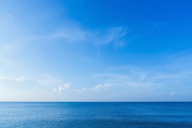 青い海と空