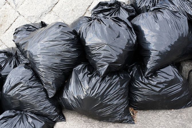 たくさん積まれた黒いゴミ袋