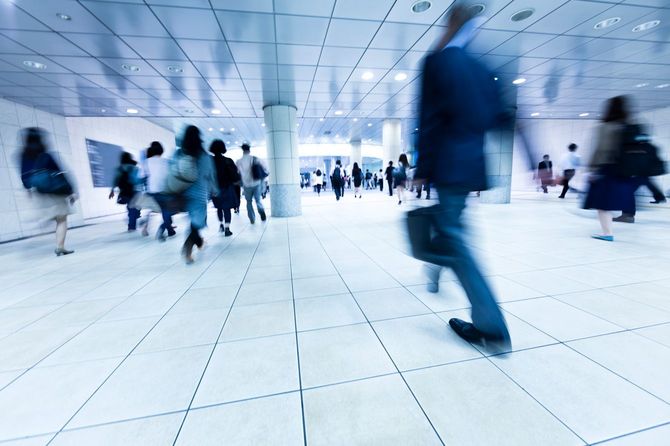 地下歩道を歩く通勤者の群衆