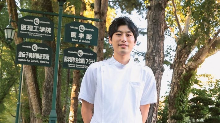 中村恒星さん。北海道大学医学部のキャンパスにて