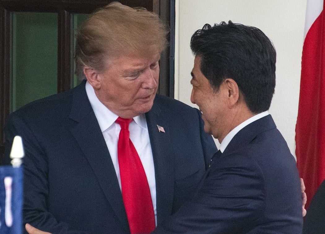 トランプ氏に抱きつく安倍外交の手詰まり プライドを捨てて、兵器も大量購入