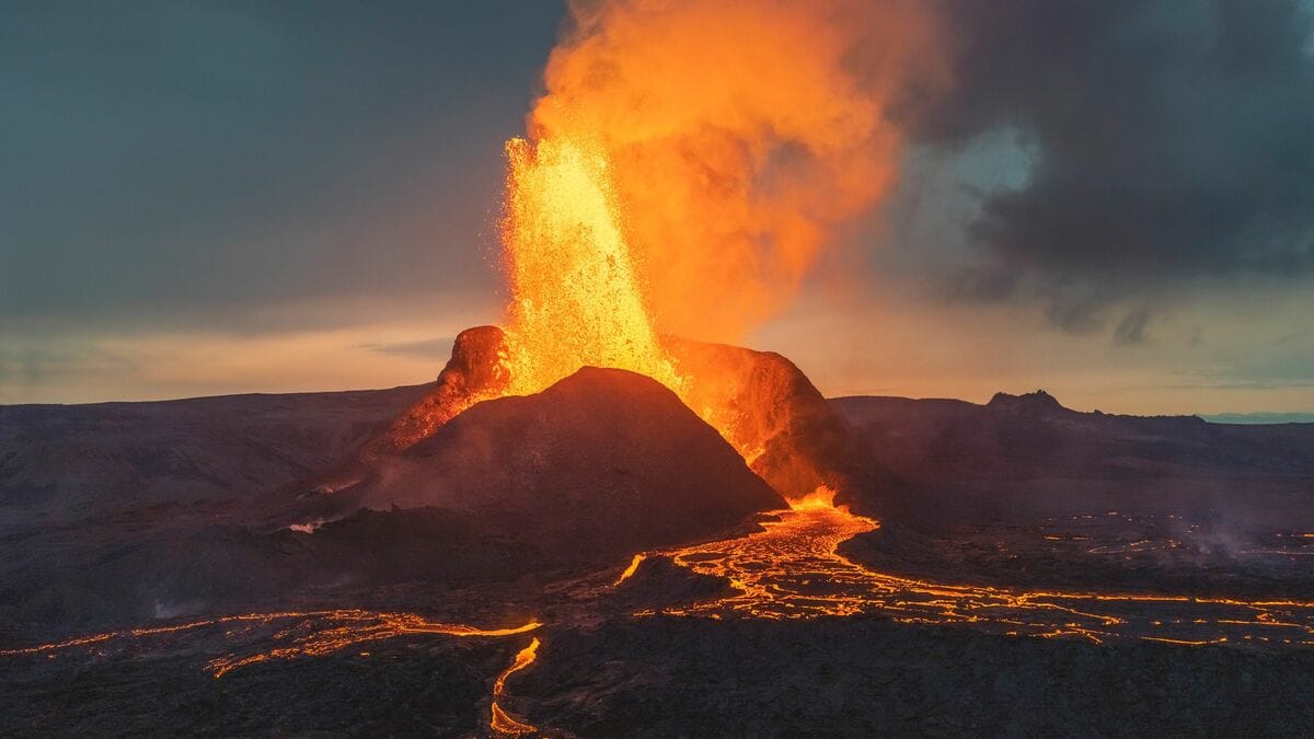 火山噴火からマグマまで知り尽くした第一人者による解説書の決定
