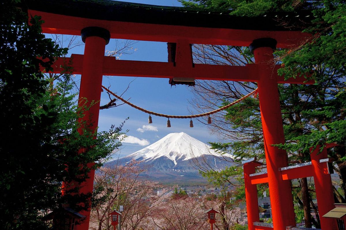 神社の鳥居の間に見える富士山