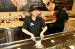 店舗では、客がリクエストしたとき、大きなサイズのアイスを頼んだとき、そしてチップを渡したときに歌のサービスを行う。