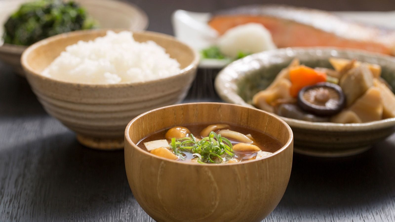 血糖値上昇を抑えるのは｢野菜｣ではなかった…｢痩せ効果ホルモン｣を分泌するために｢一口目｣に食べるべきもの なぜガイドラインから｢ベジファースト｣が消えたのか