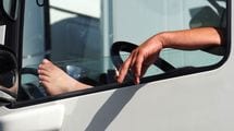 なぜトラック運転手はハンドルに足を上げて休憩するのか